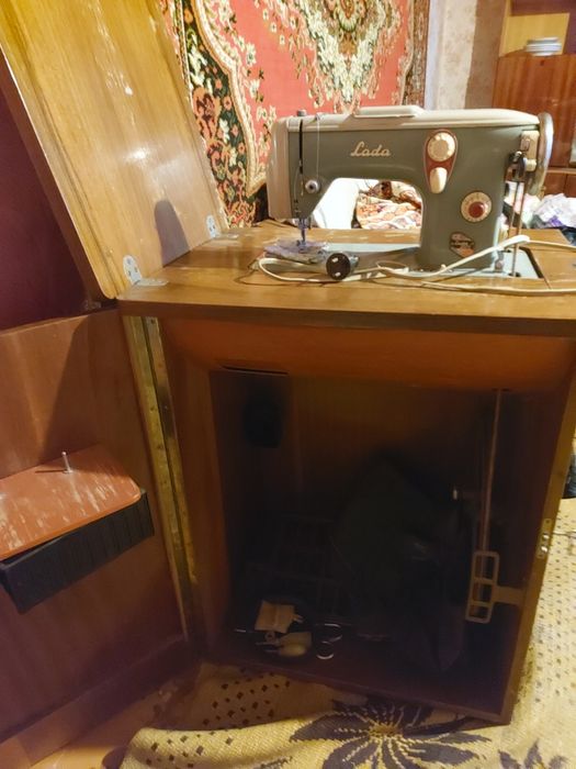 Швейная машинка Lada 237-1