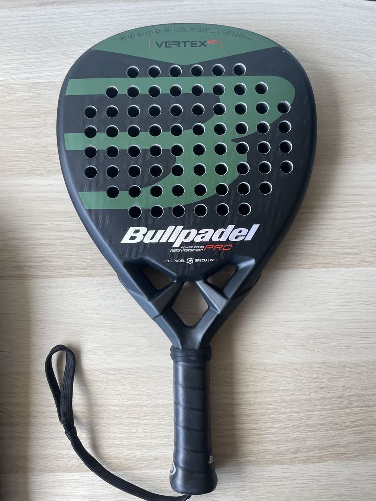 Bullpadel Vertex 02 + Bolsa e Protetor