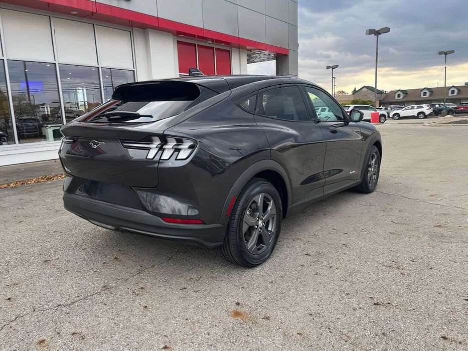 Ford Mustang Mach-E      2022