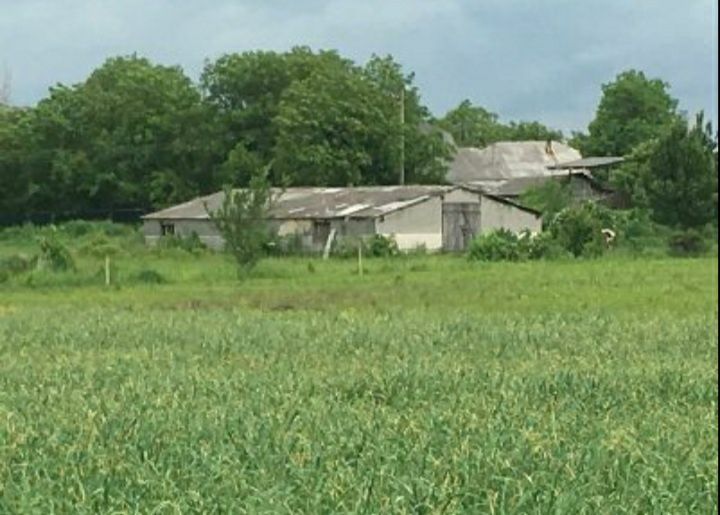 Продається комплекс будівель  та земельна ділянка 5,6 га поряд дороги