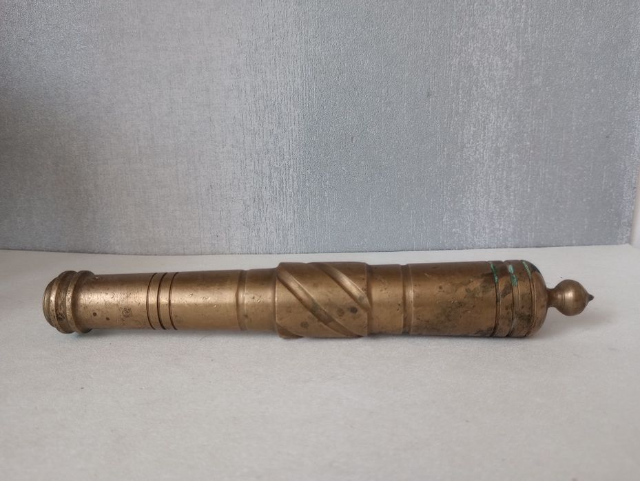 Mosiężne małe działko. Lufa armatnia