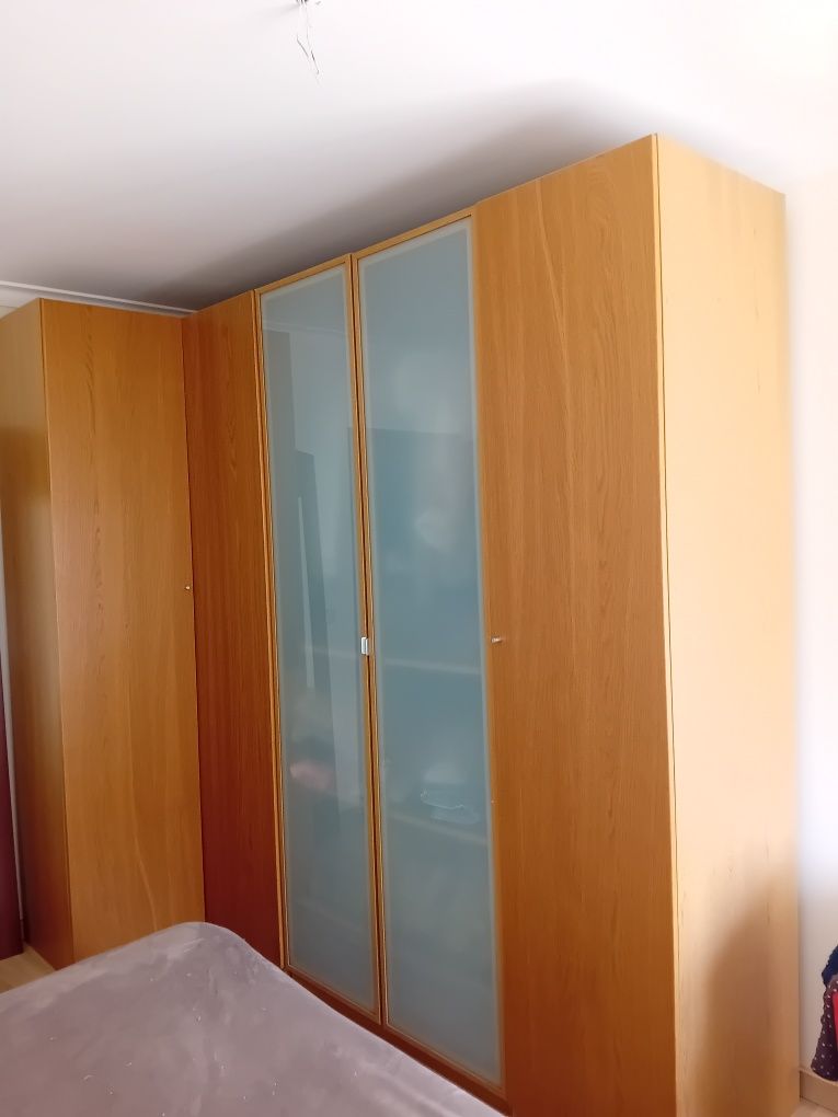 Vendo roupeiro praticamente novo com muita arrumação