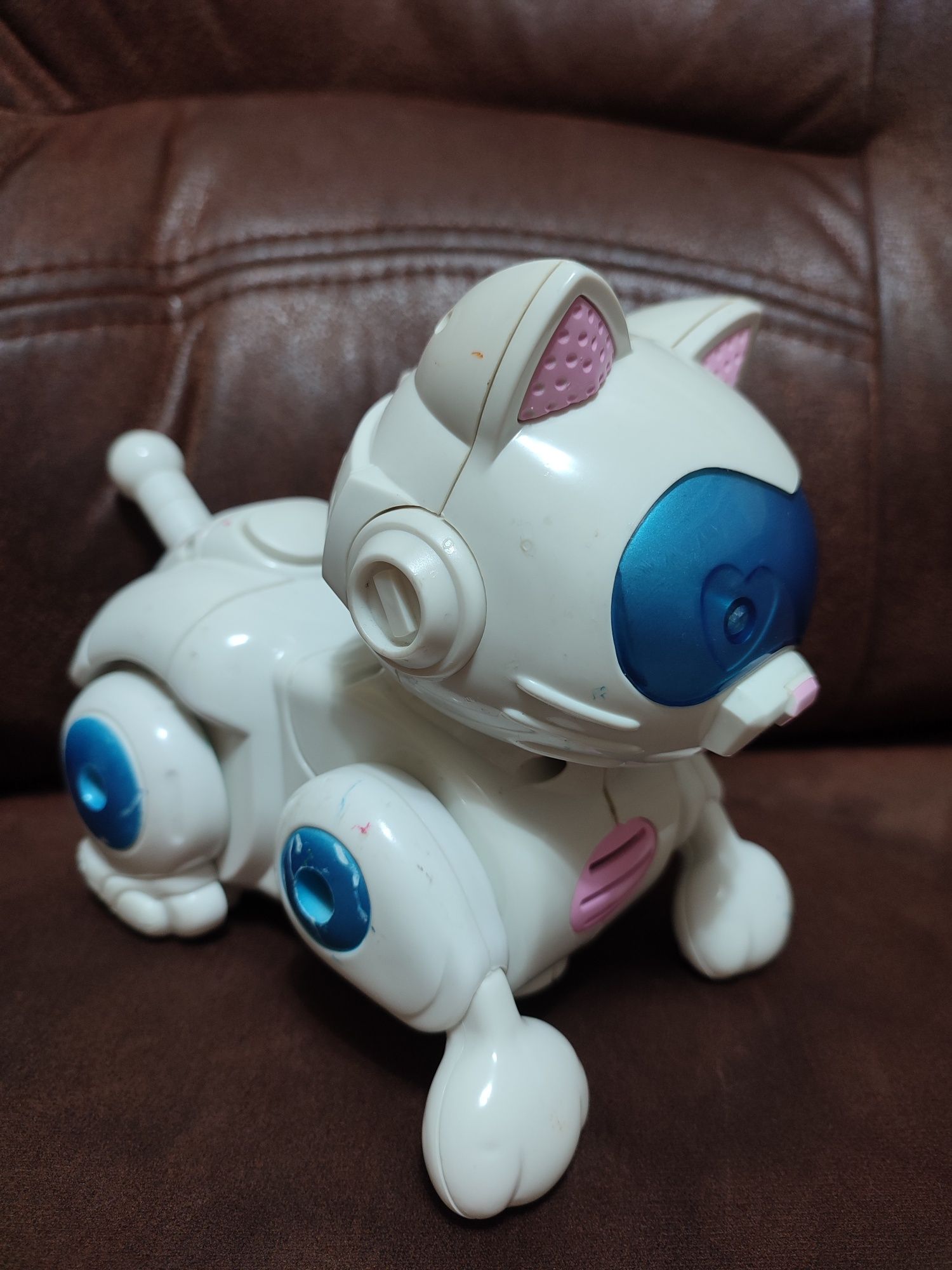 Ласковый и игривый робот-котик Бисер