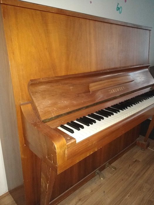 Pianino JANOWSKY, metalowa płyta