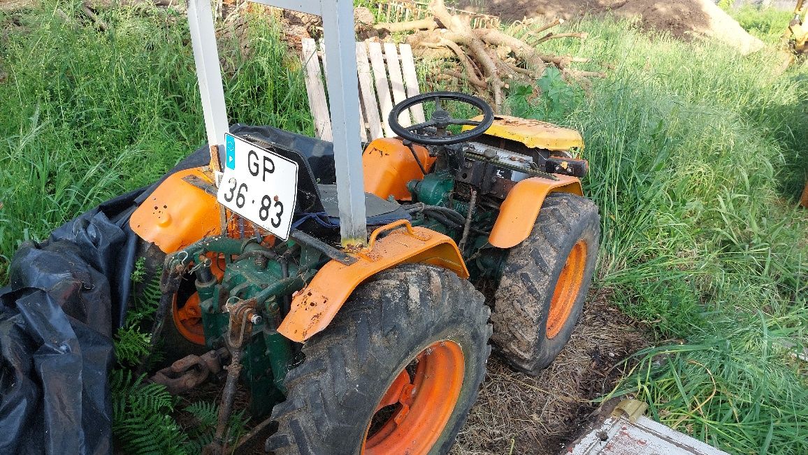 Trator 4x4 e reboque