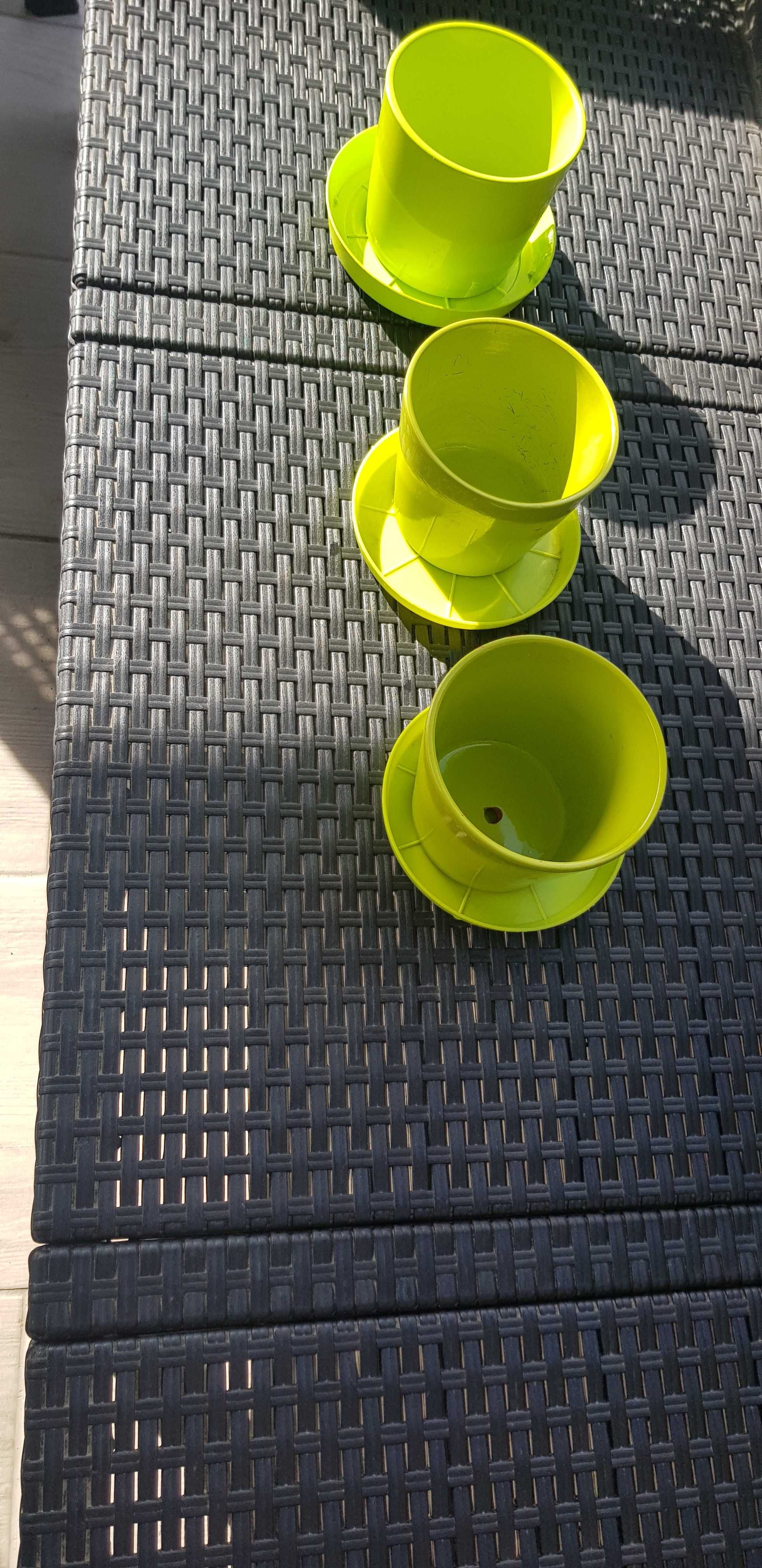 trzy seledynowe ceramiczne doniczki z podstawkami - Okazja