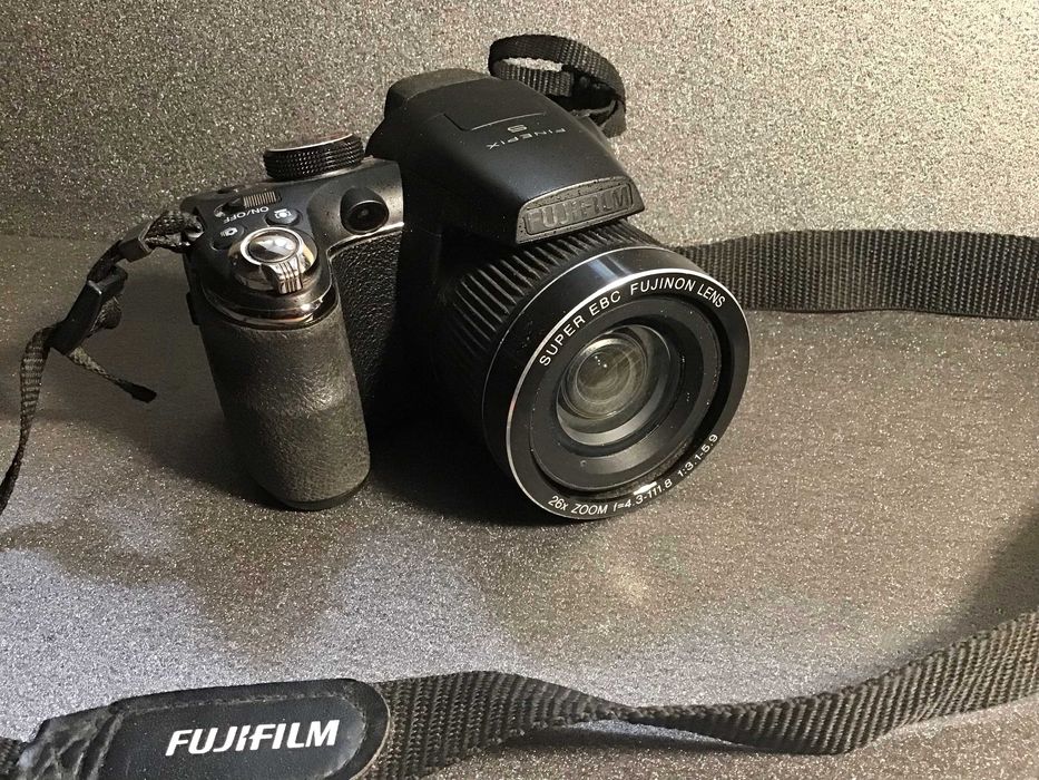 Fuji Finepix S 3300 - Bridge com 14MP e 26X de Zoom