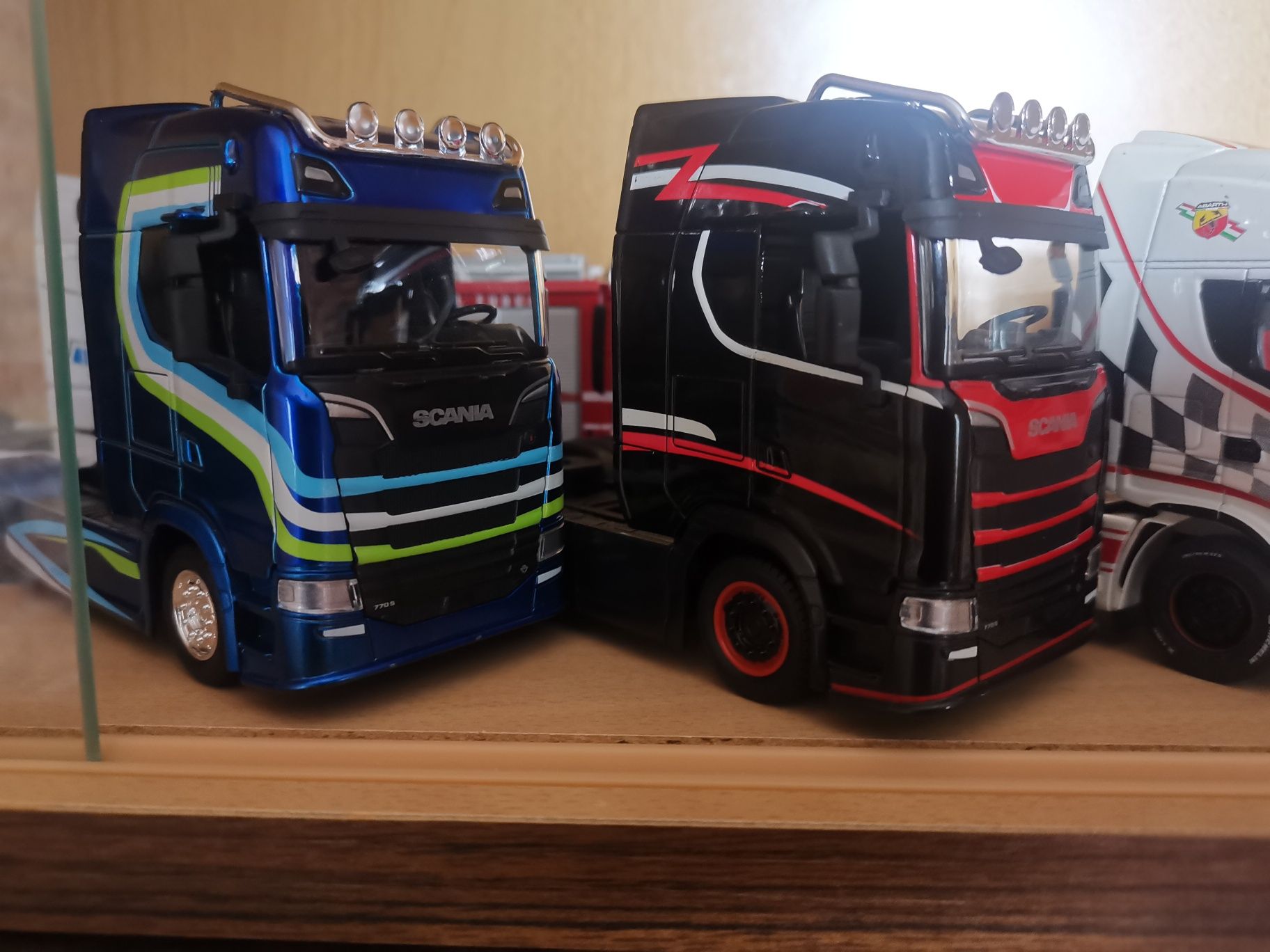 Вантажівка. Фура. Тягач. Автовоз. Вольво. сканіа.  scania. Фура. 1/43