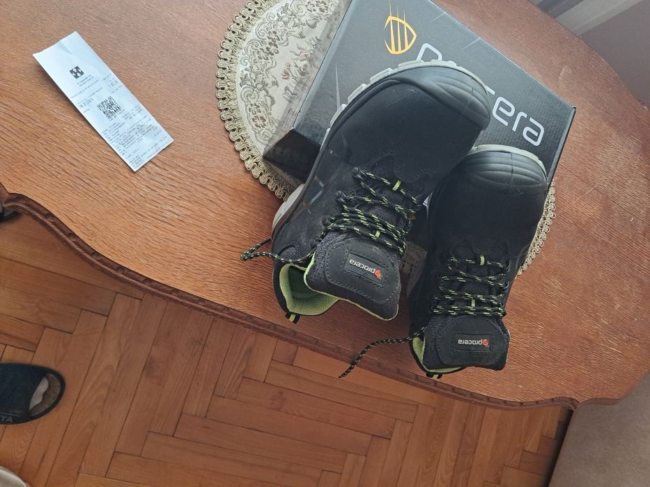 Робоче якісне взуття.