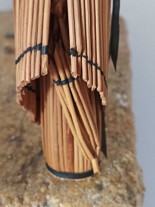 Bonecos feitos de palha trançada