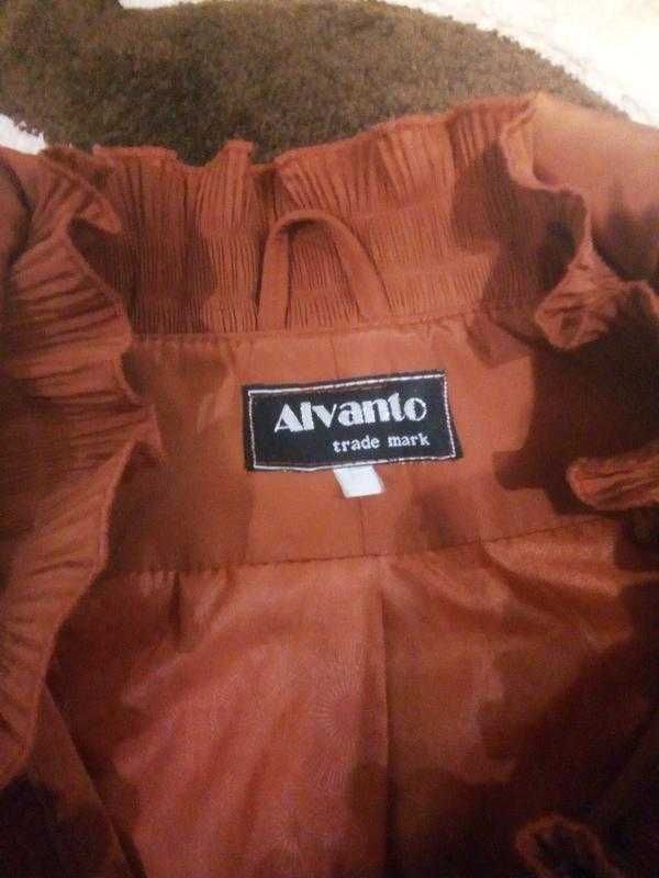 Жіночий осінній плащ Alvanto
