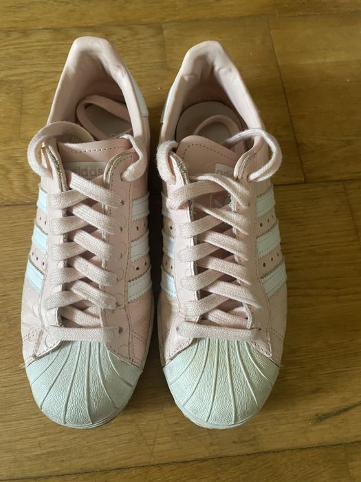 Tenis marca Adidas branco e rosa