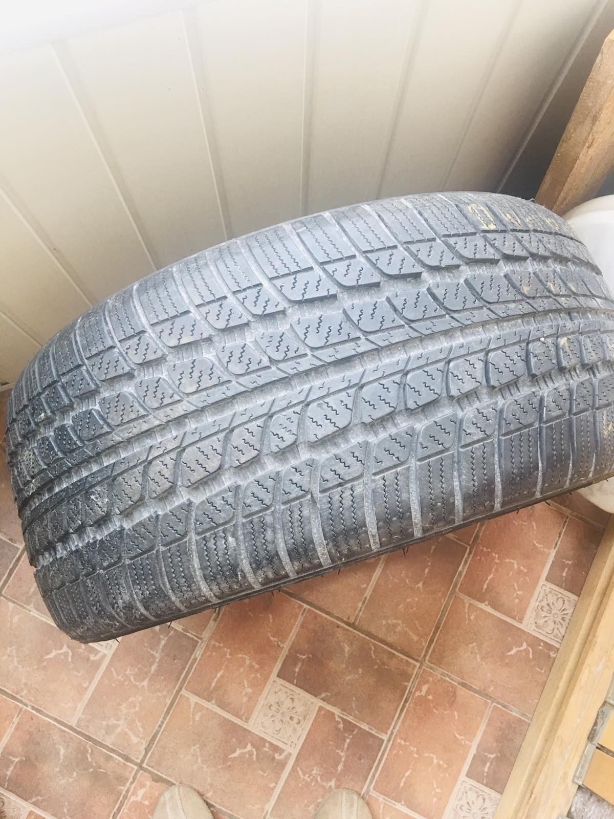 255/40R19 100V XL