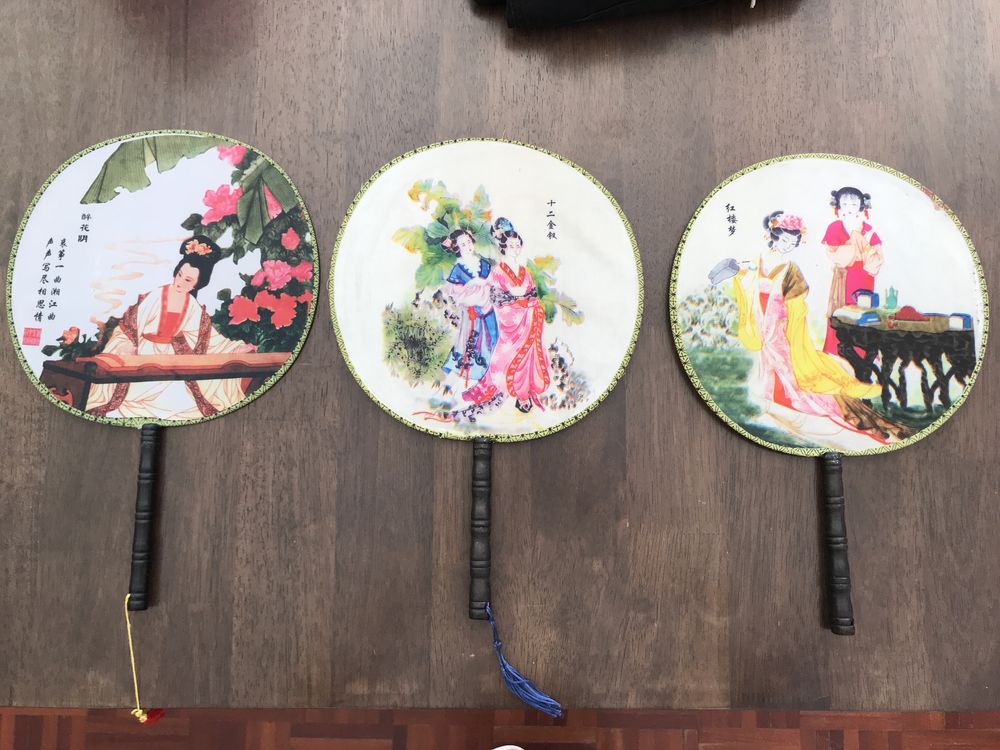 Leques vintage tradicionais com gravuras chinesas