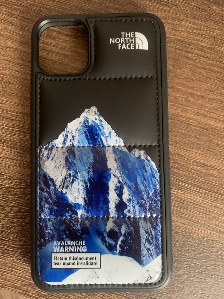 Etui iPhone 12 czarne z obrazkiem gór
