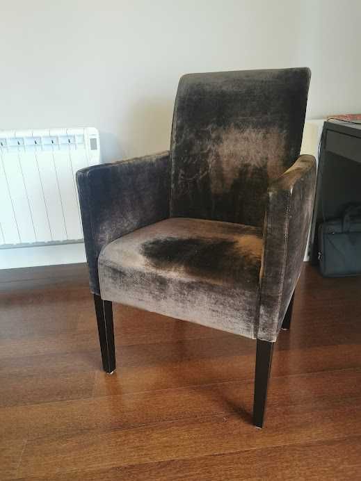 Cadeira castanha em veludo