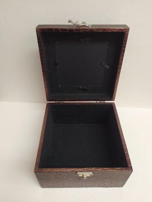 Caixa/guarda joias com possibilidade de mudar imagem ou foto. Nova