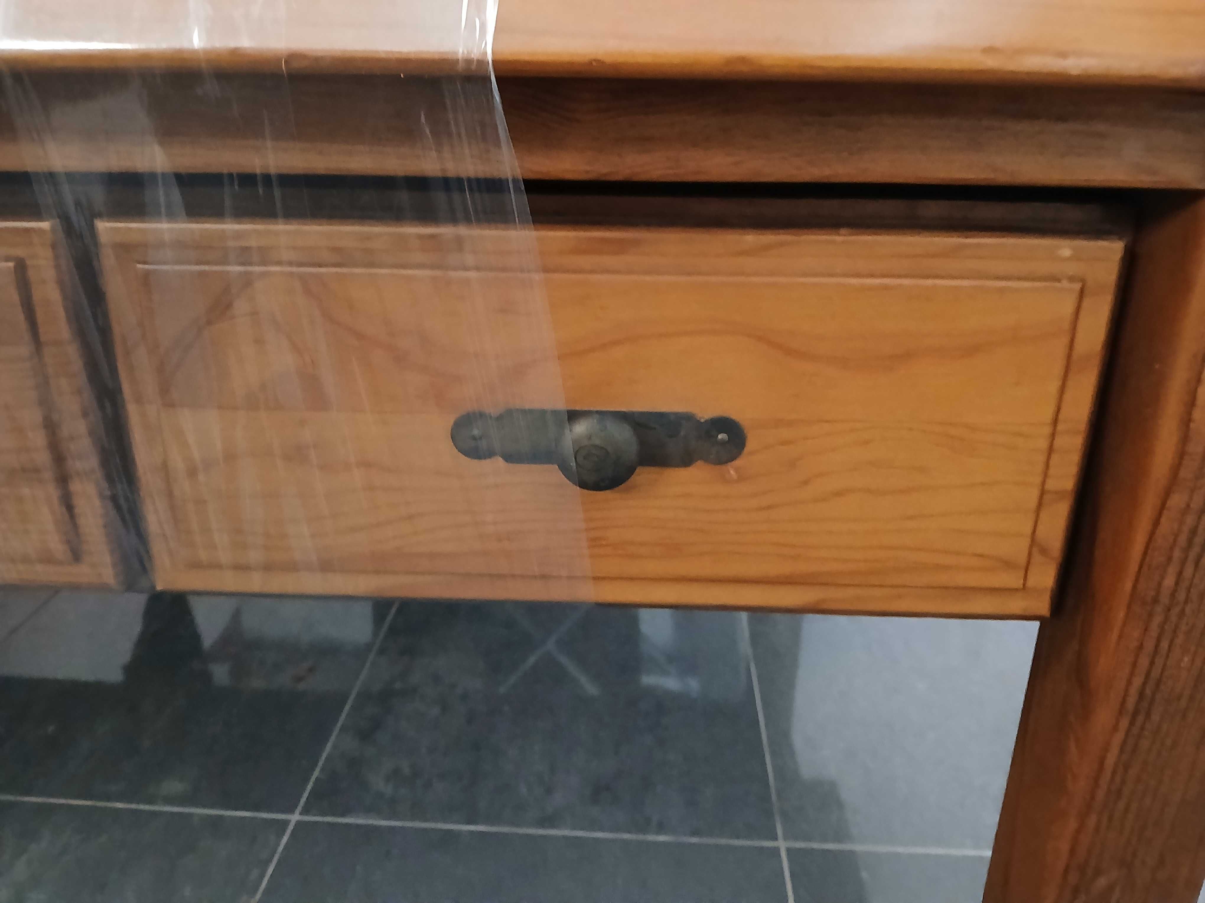 Mesa em madeira maciça, estimada, bom estado, original, para desocupar