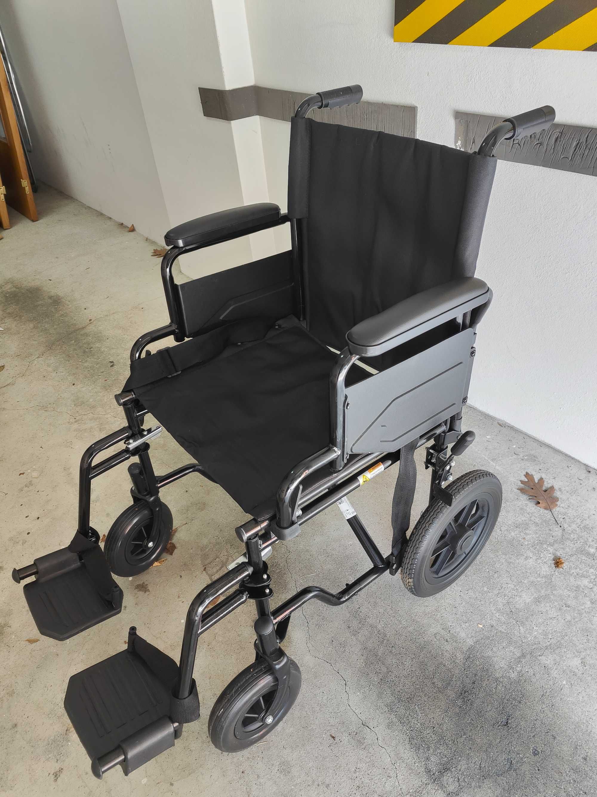 Cadeira de rodas dobrável leve (assento de 46 cm)