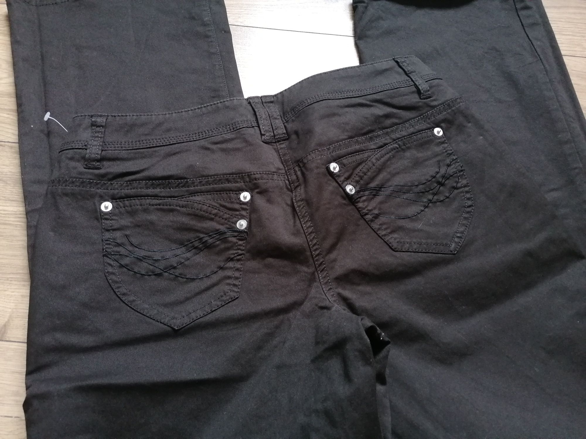 Spodnie firmy Basic line casual Wear