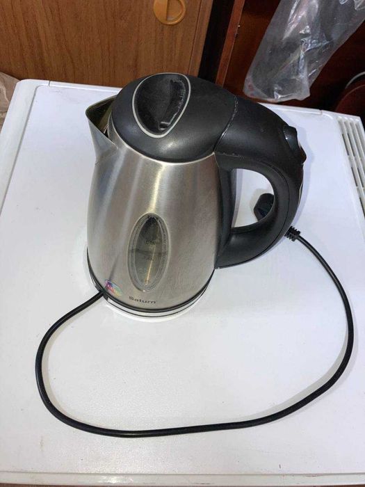 Продаю електрочайник Saturn (1.7 л)