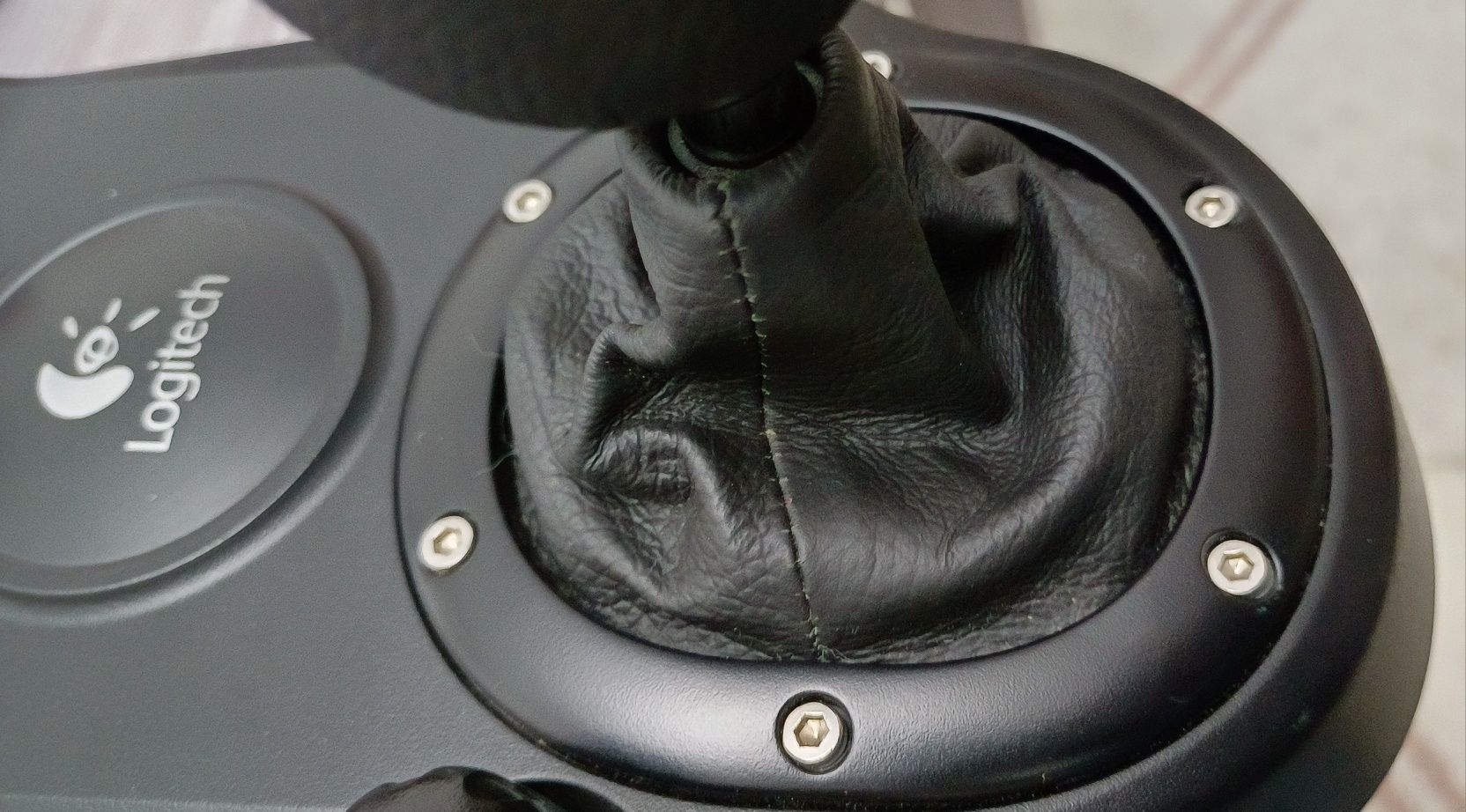 Kit Logitech G27 (Volante, Pedais e Manete de 6 velocidades)