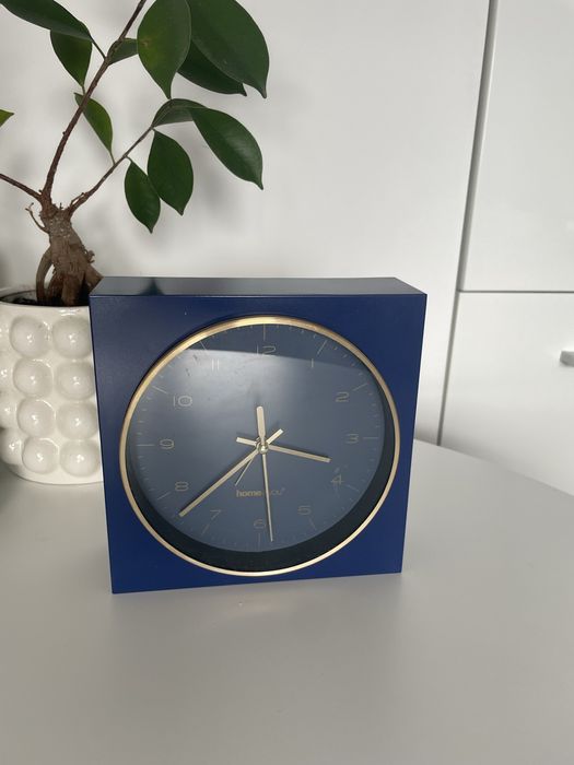 Zegar kwadratowy w stylu glamour – granatowy z złotymi detalami