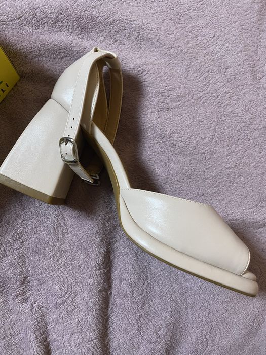 Жіночі туфлі бежевого кольору