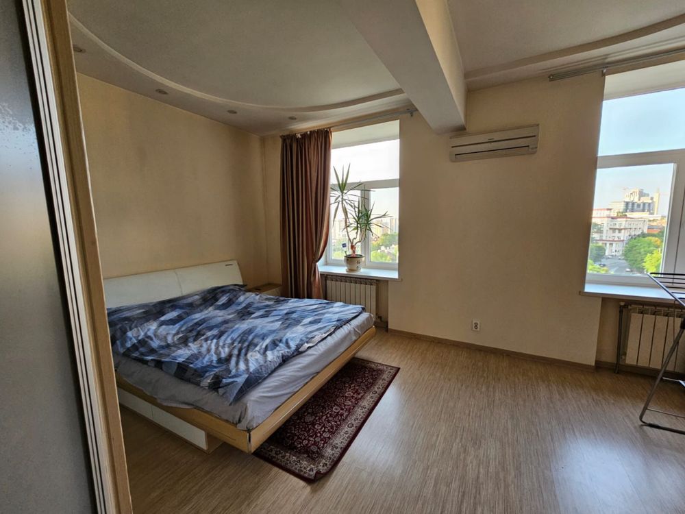 Продам 2х комн квартира Центр(ул. Гоголя 2), сталинка с ремонтом.