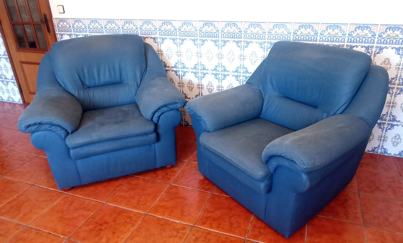 Dois  sofás 30€ cada, confortáveis e bom estado