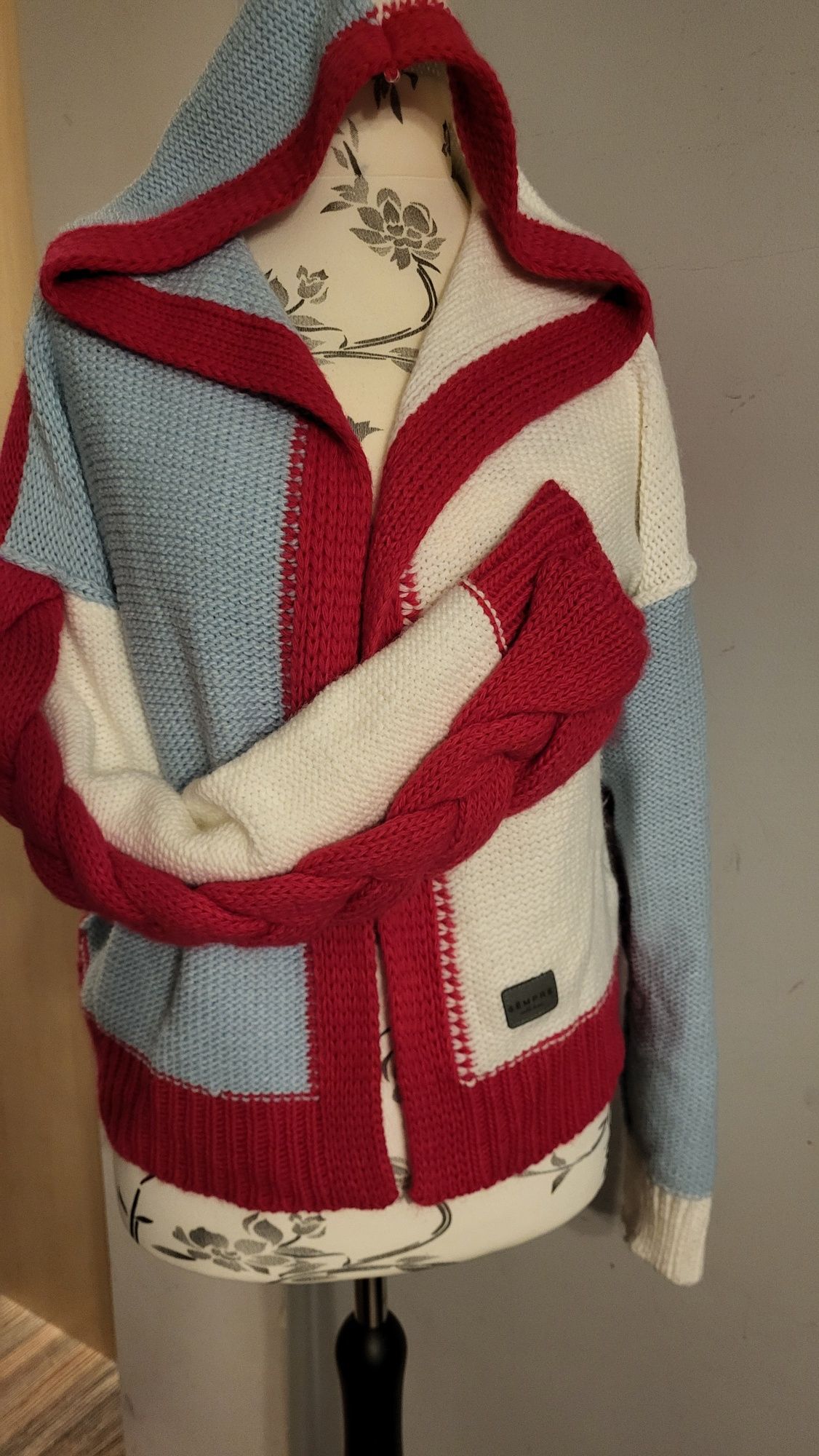 Sweter damski ze splotem warkocza na rękawie SÈMPRE oversize
