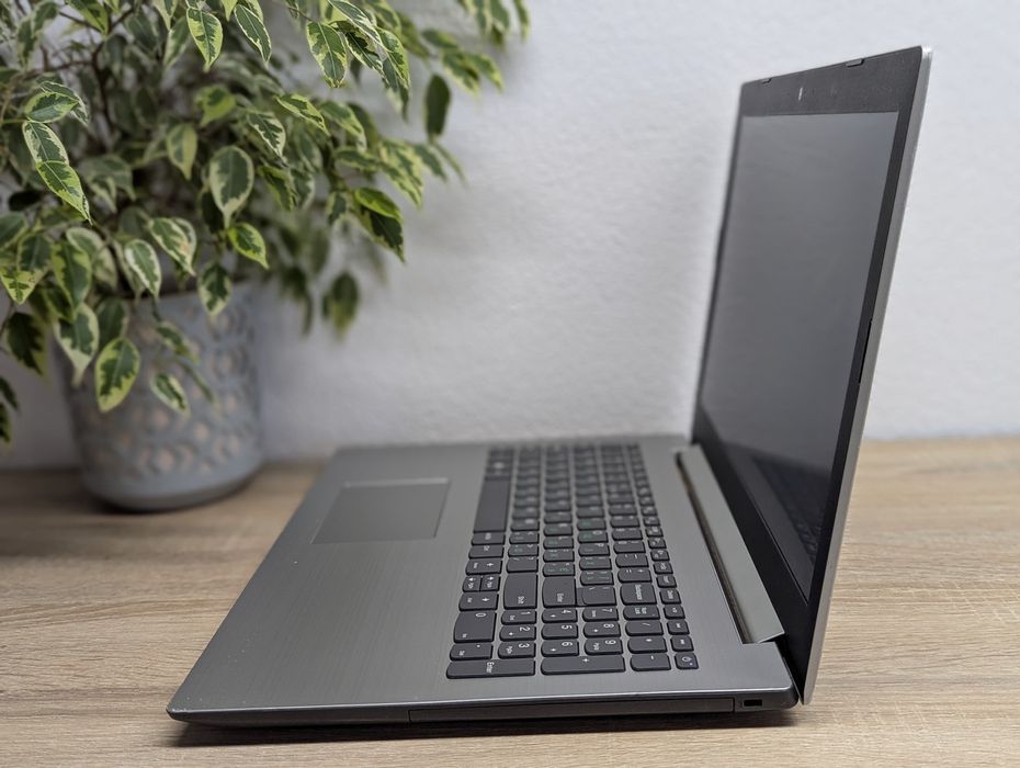 Продам класний, 4-х ядерний ноутбук Lenovo 330-15IKB
