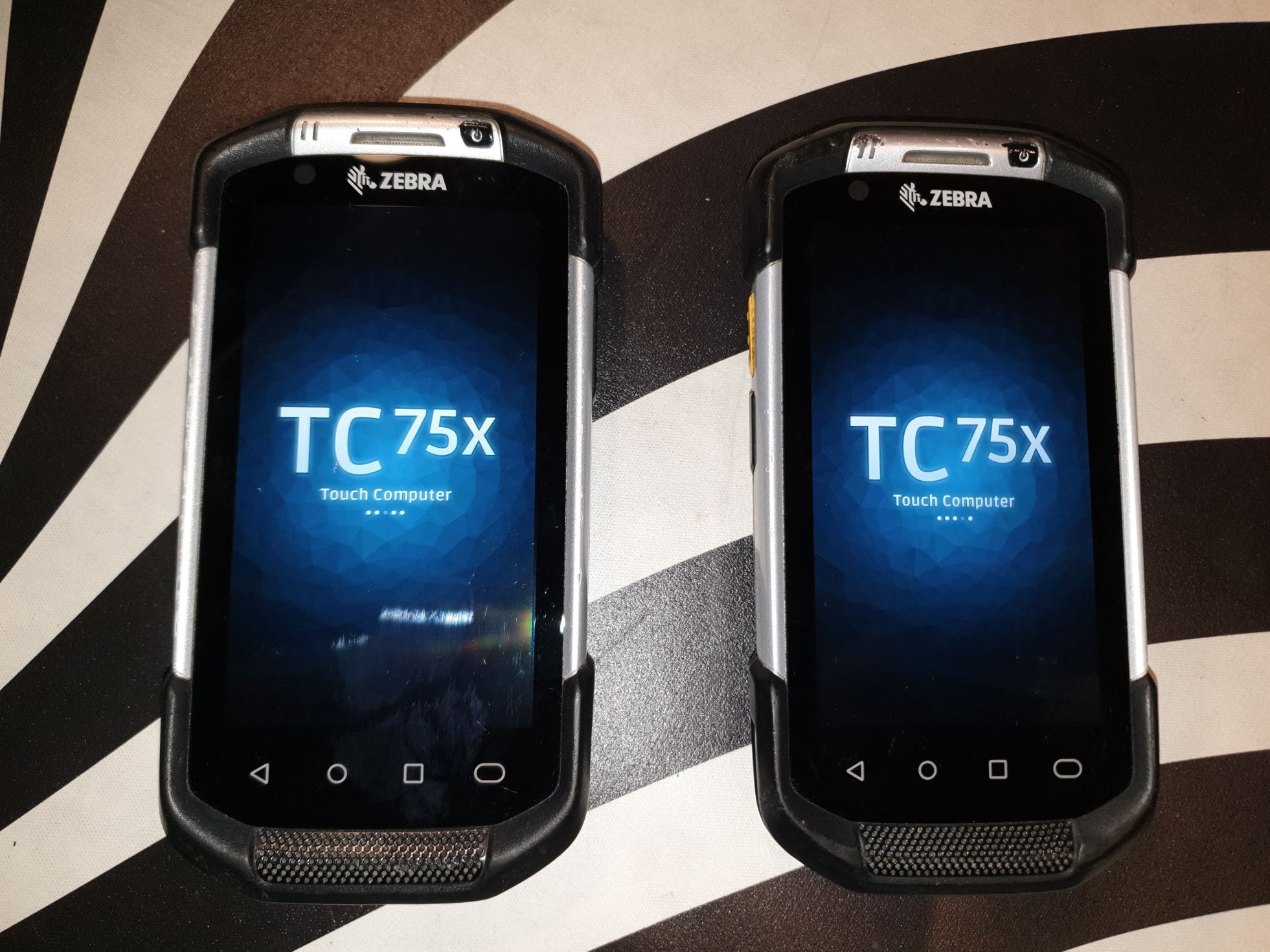Dwa terminale Zebra TC75X - model TC75FK plus dwie stacje ładowania