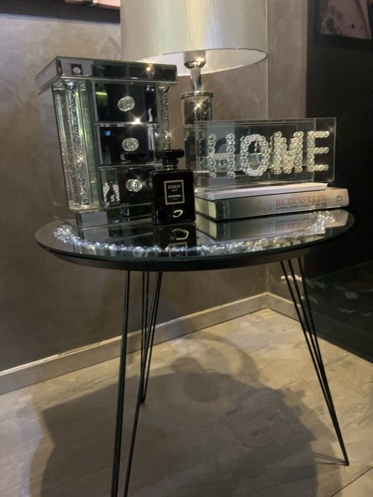 Stolik, lampa i szkatułka