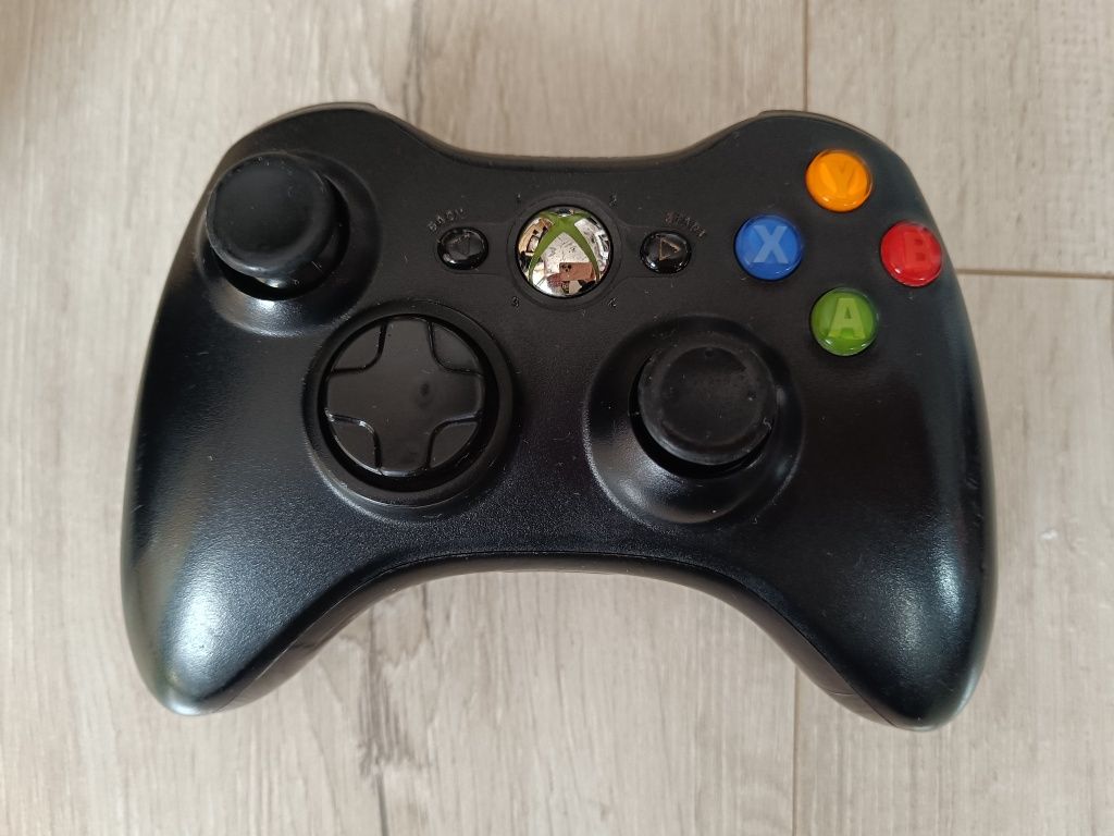 Konsola Xbox 360 Slim E 250gb pad bezprzewodowy 2 gry