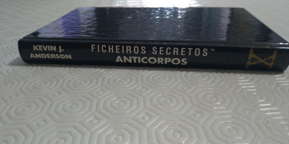 Anticorpos, Ficheiros Secretos, Kevin J. Anderson