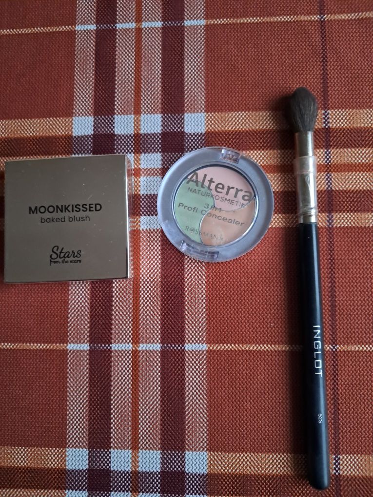 Róż Moonkissed 04 Coral  Stars From the stars i Pędzelek inglot i kosm