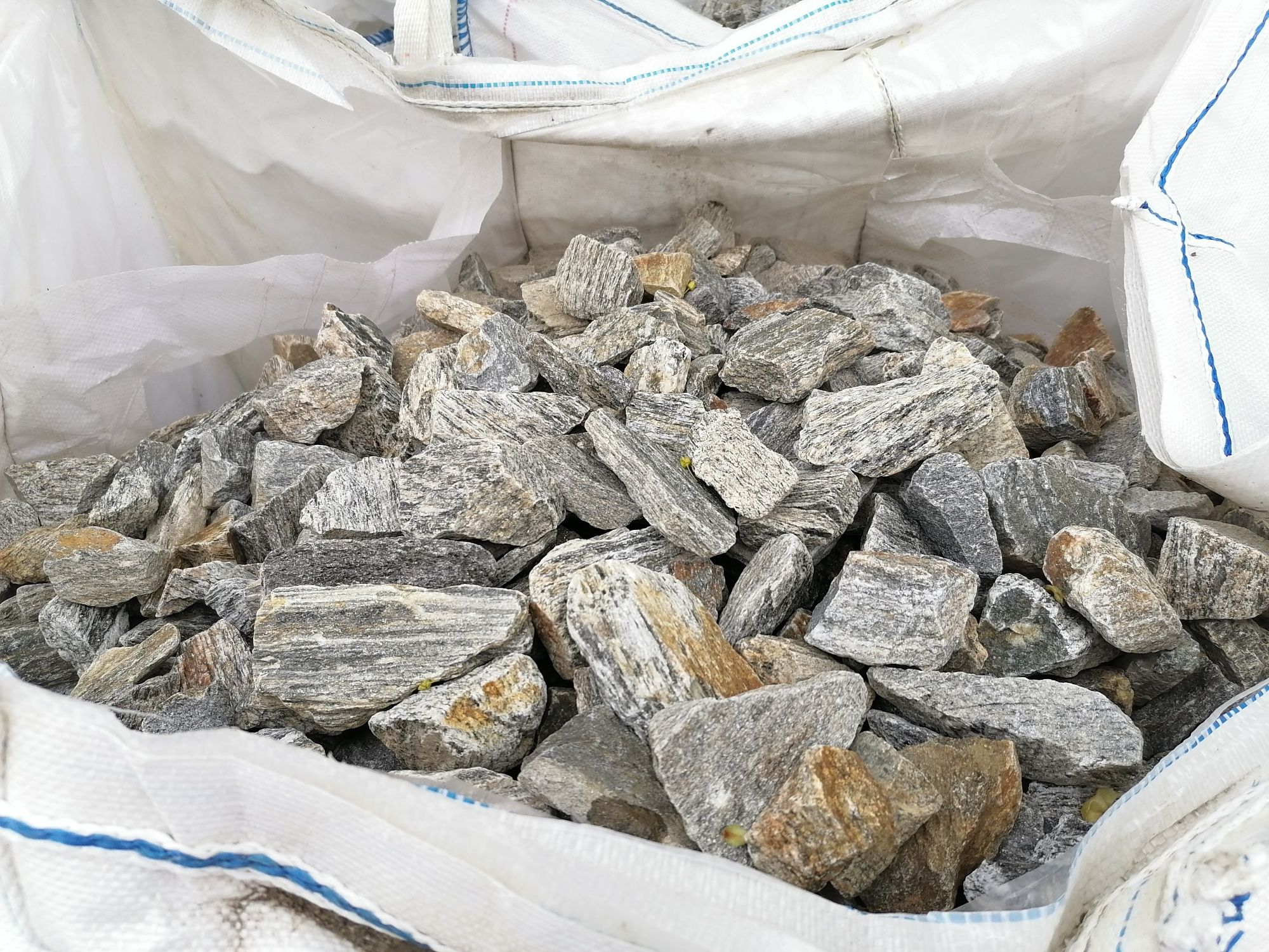 Kora kamienna brąz szary gnejsowa grys naturalny tona z dostawą