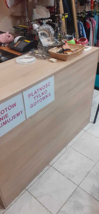 Wyposażenie sklepu z tanią odzieżą