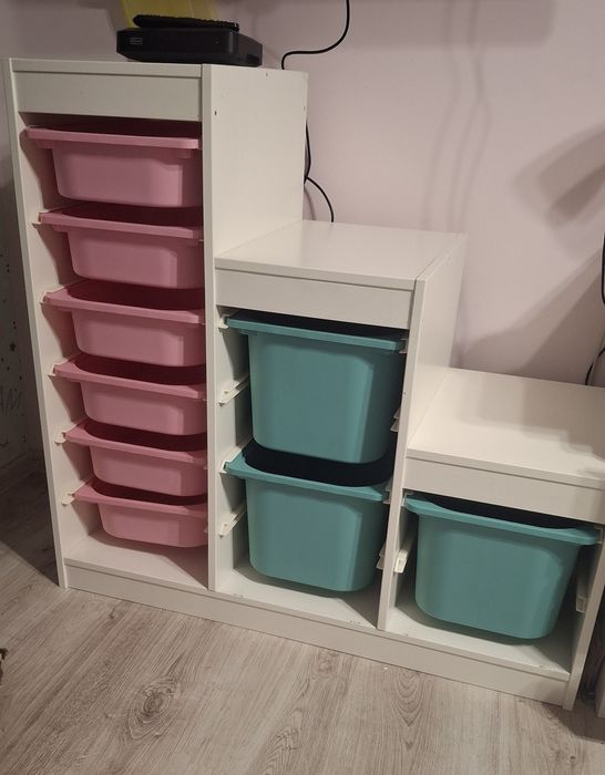 Regał Ikea Trofast z pojemnikami