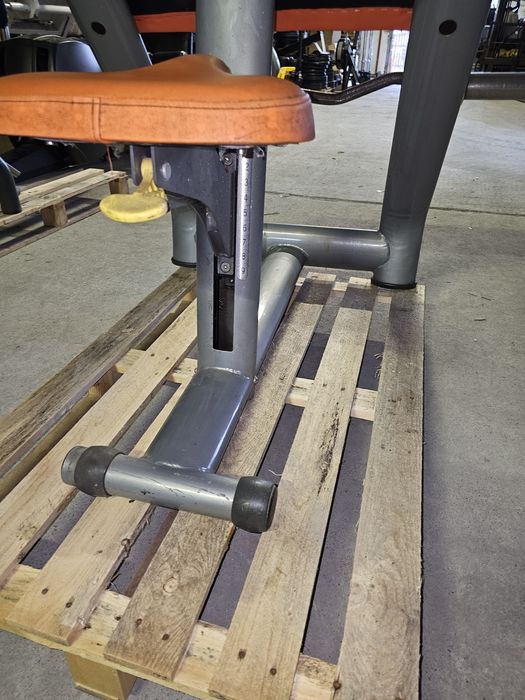 Modlitewnik Ławka Scotta jak Technogym hes olymp