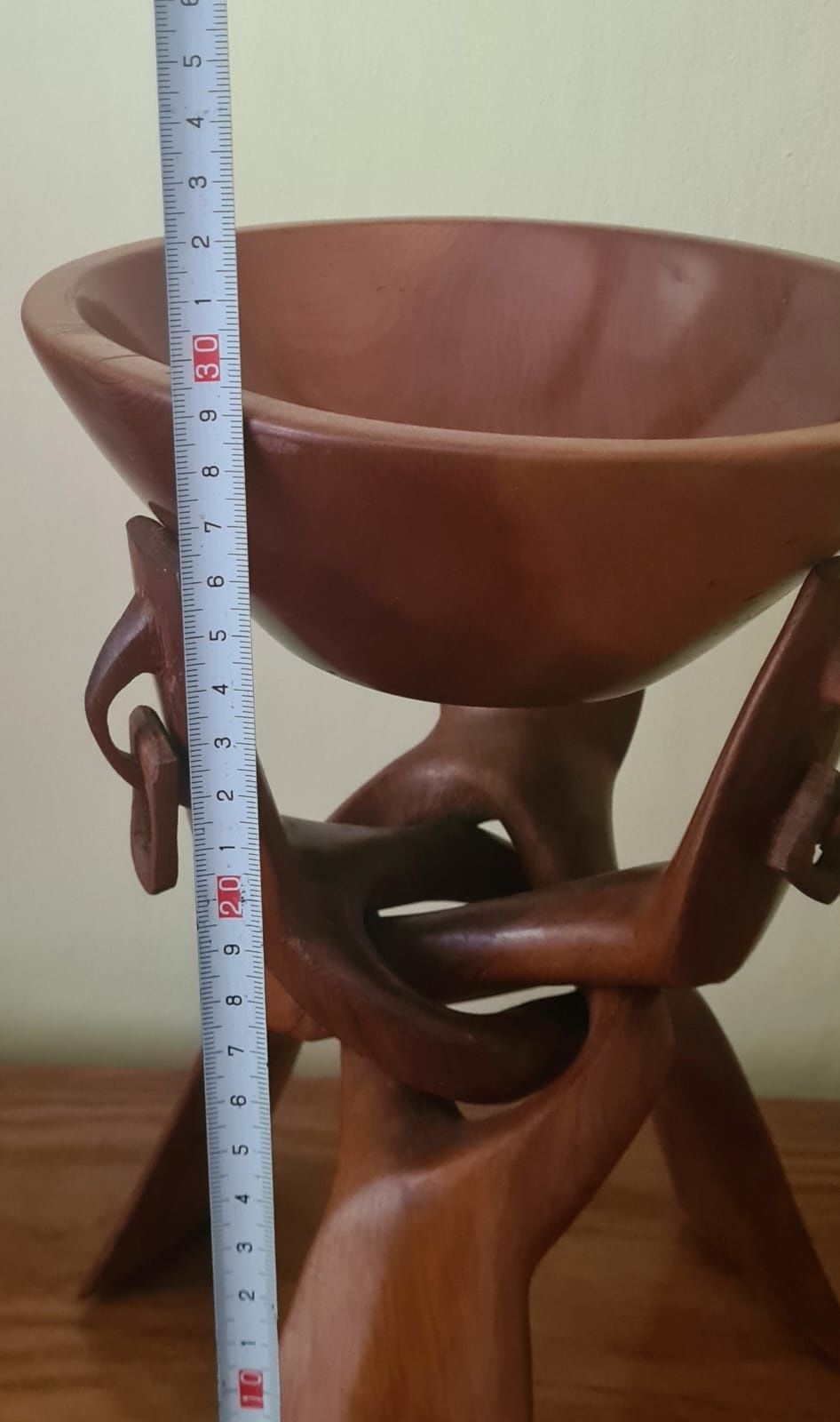 Miska ma trójnogu z drewna egzotycznego