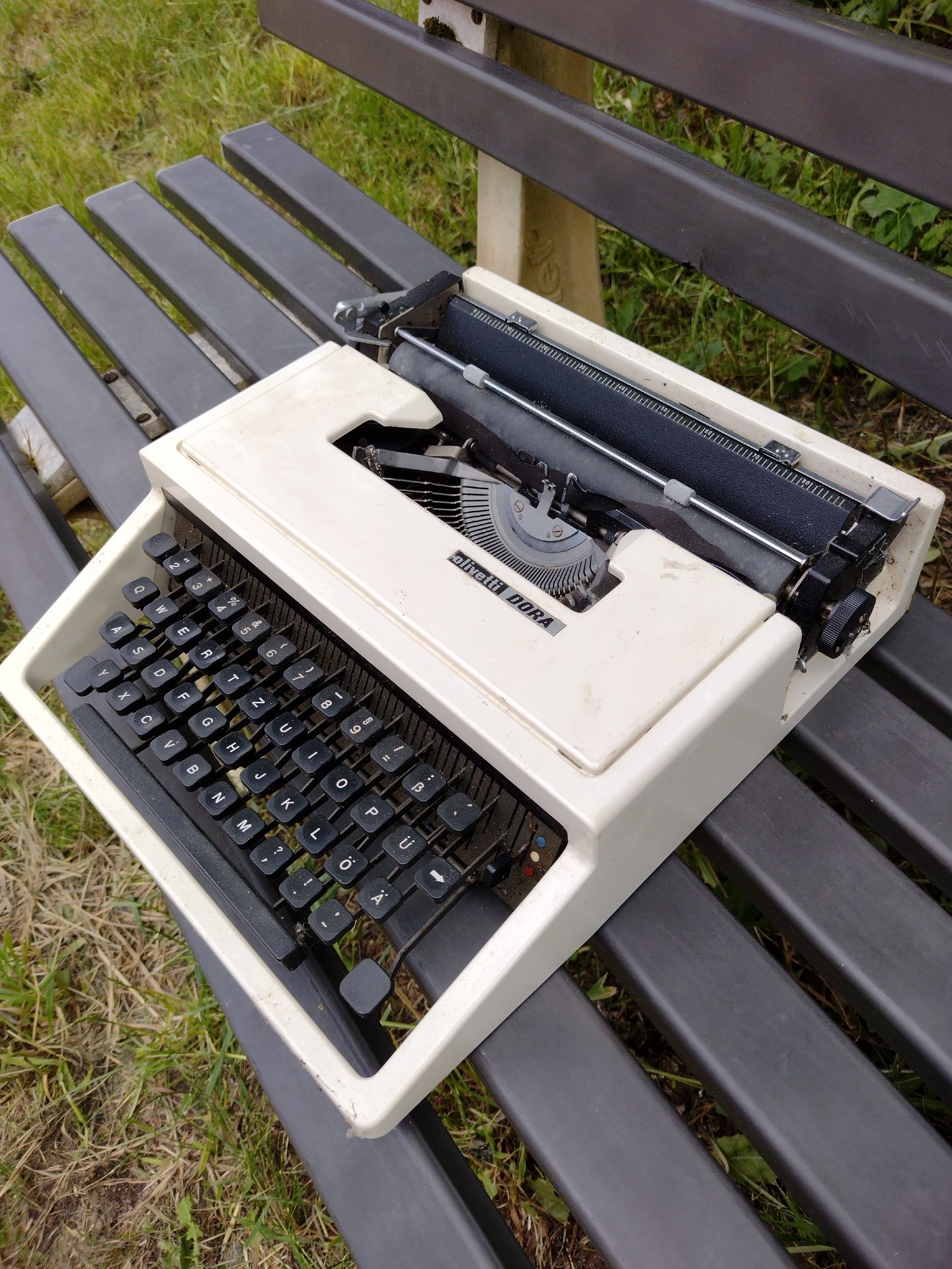 Hiszpańska maszyna do pisania walizkowa Olivetti Dora