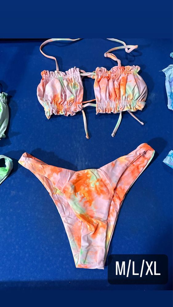 Bikinis de várias cores e tamanhos