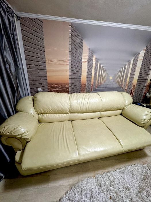 Диван кожаный с креслом