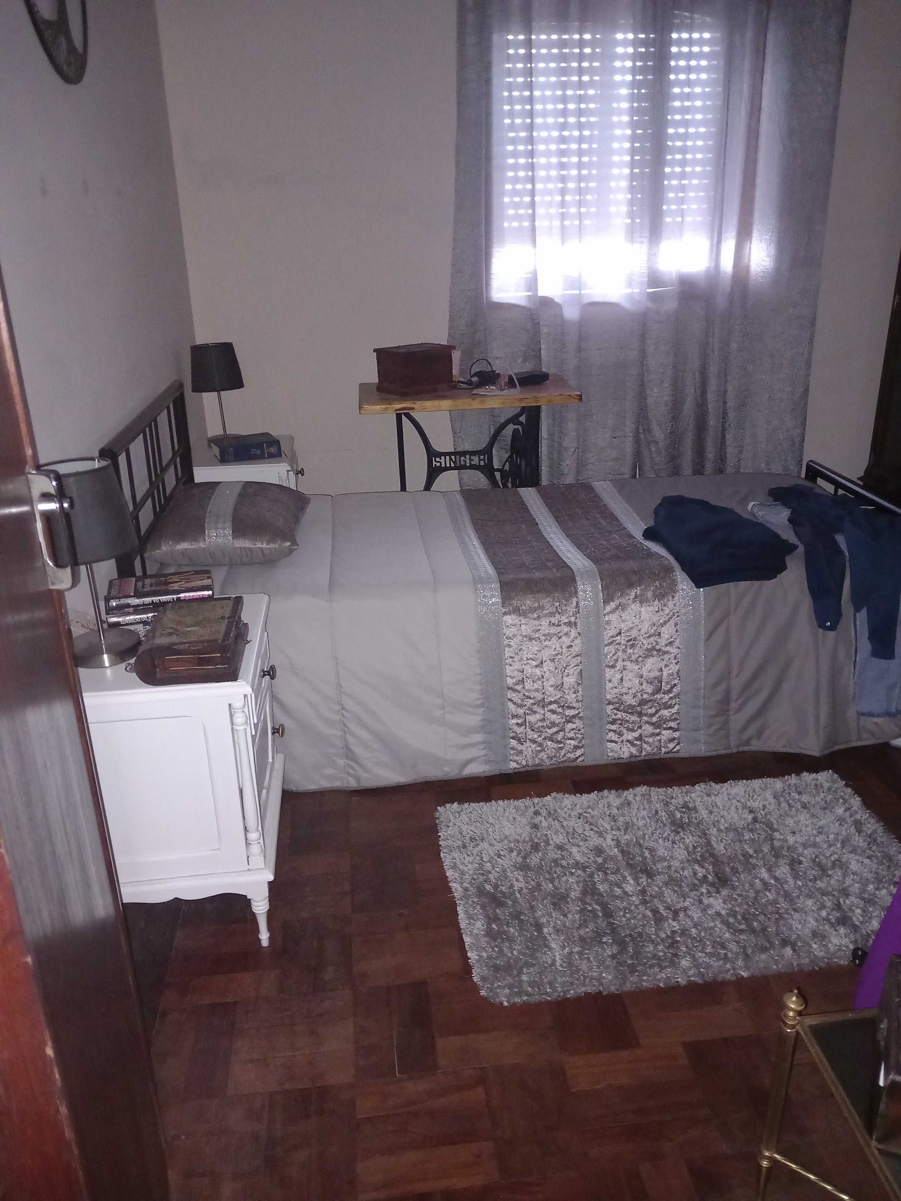 Cama com estrado