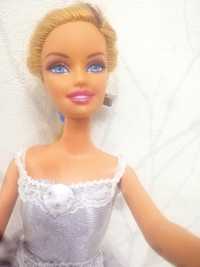 Barbie w szarej sukni balowej z torebką