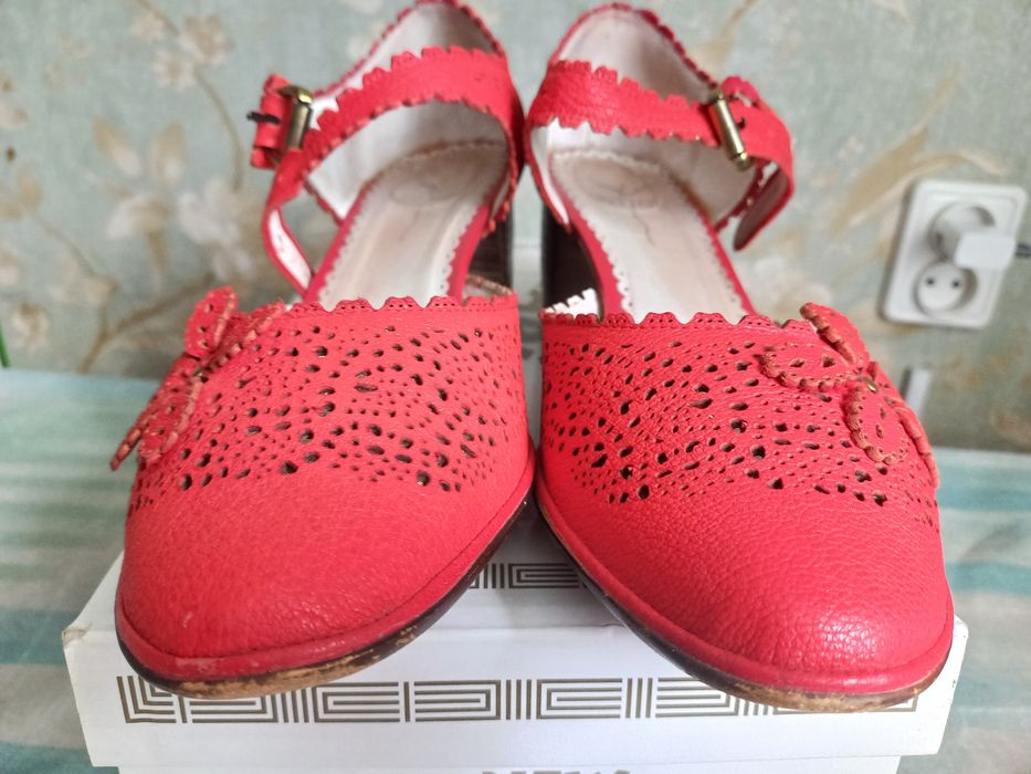 Жіночі босоніжки