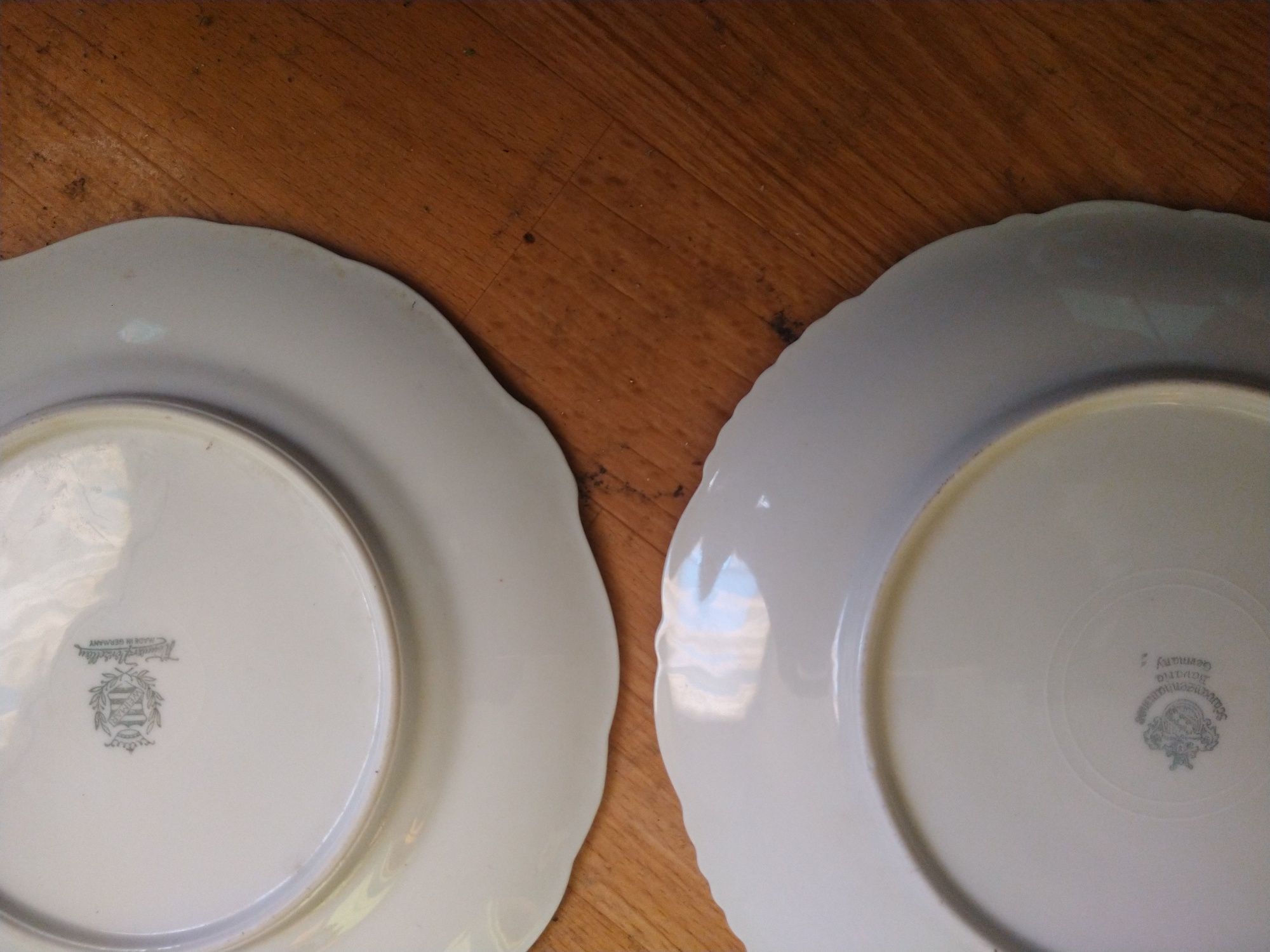 Dwa pozłacane porcelanowe talerze za czasów e