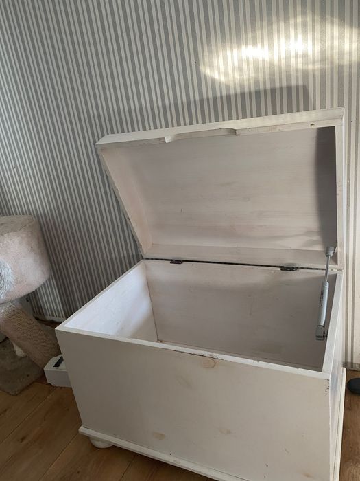 skrzynia z litego drewna